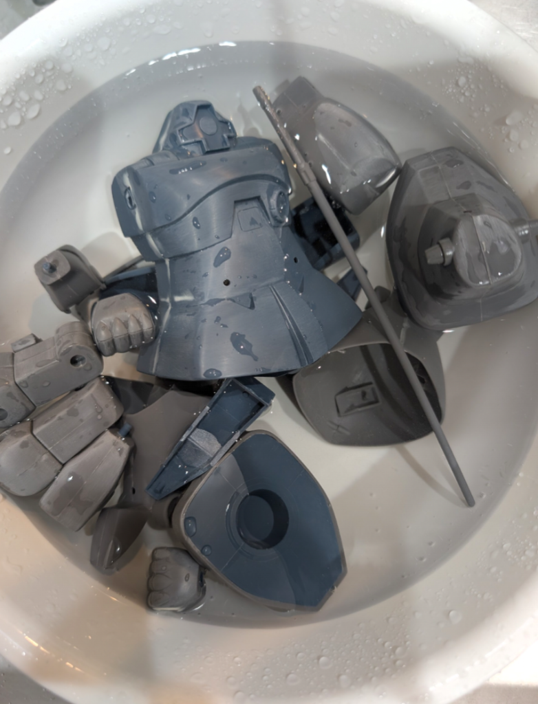 接着剤とパテを使って合わせ目消しをし、ヤスリがけを頑張りました。