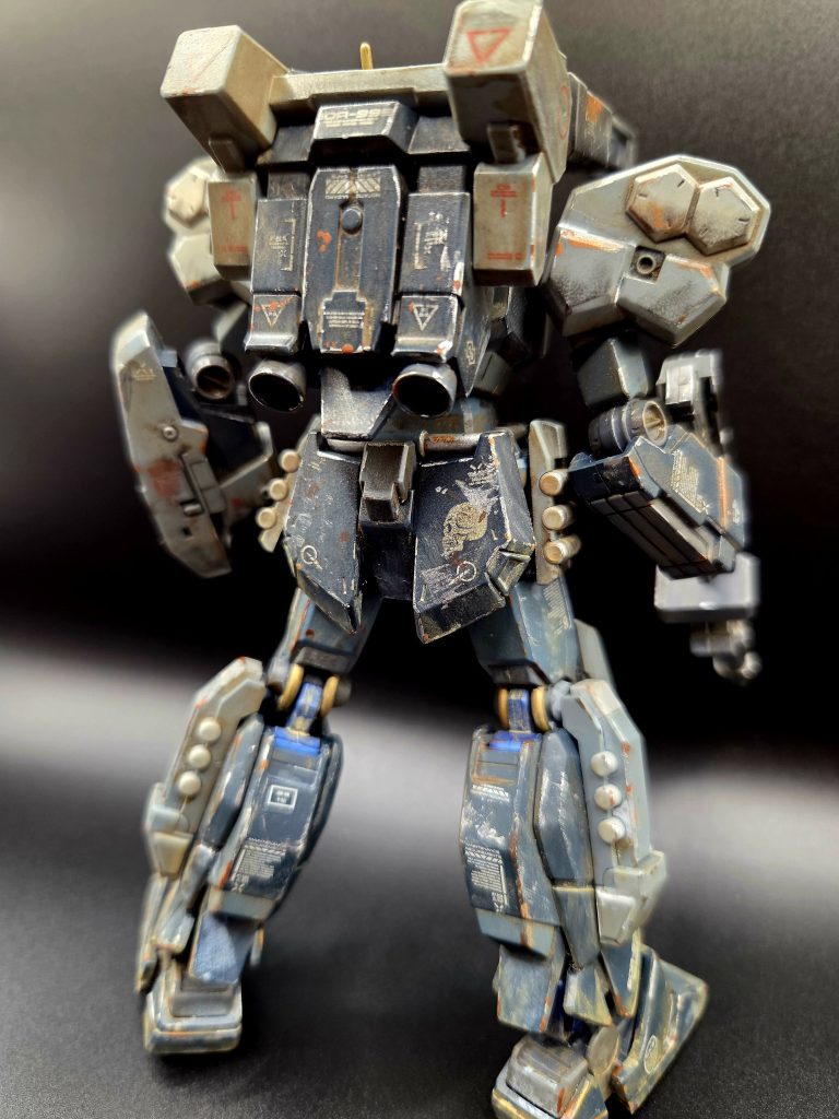 水転写式デカールは別売のものから雰囲気が出そうなものをチョイスして貼りました。僕はわりとデカール貼りが好きなので、貼りすぎないように注意しました。