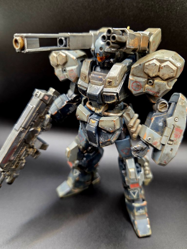 汚したあとにラッカーのつや消しを吹いて色調を落ち着かせ、雰囲気を落ち着かせました。別売パーツで装甲をプラス、パーツはエッジをカンナがけしてC面を出し、装甲感を演出しました。