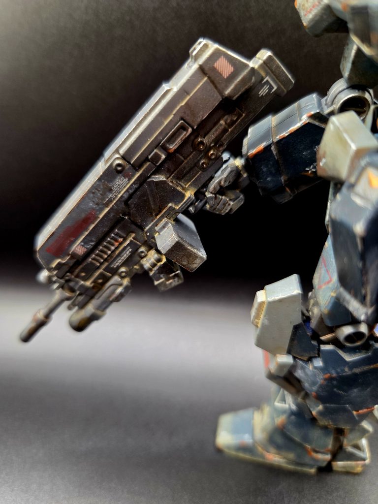 普段はわりと武器はおざなりにしてしまうのですが、このキットは武器が主役だとも思ったので気合いを入れて汚しました。