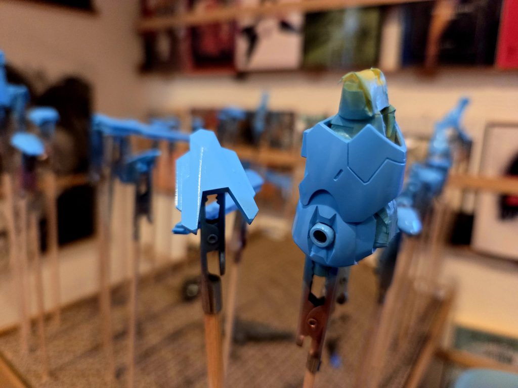 作品名：謎のカラーリング<p>次の次の次ぐらいに完成予定の、とある1/144 HGのキットなんですが、こんなカラーリングのモビルスーツはいないって感じで進めております。水泳部ではありませんー</p>