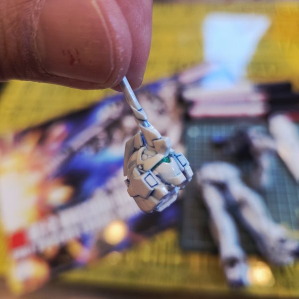 途中まで作って投げ出していた1/144 HG ユニコーンガンダムを引っ張り出してみました。とりあえずリアルタッチマーカーで青くスミ入れして、それを缶スプレーのクリアを吹いて滲ませた、まではやっていました。ここから部分塗装をして、スミ入れとデカールを追加してどこまで化けるか。最後にラッカーのクリアを吹いて完成としたいです。（2枚目）