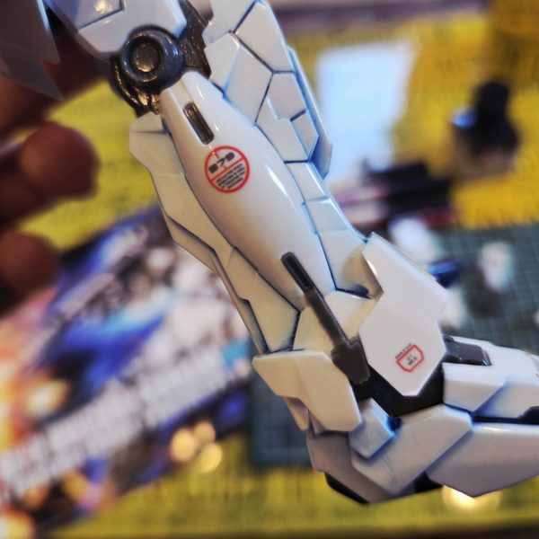 途中まで作って投げ出していた1/144 HG ユニコーンガンダムを引っ張り出してみました。とりあえずリアルタッチマーカーで青くスミ入れして、それを缶スプレーのクリアを吹いて滲ませた、まではやっていました。ここから部分塗装をして、スミ入れとデカールを追加してどこまで化けるか。最後にラッカーのクリアを吹いて完成としたいです。（4枚目）
