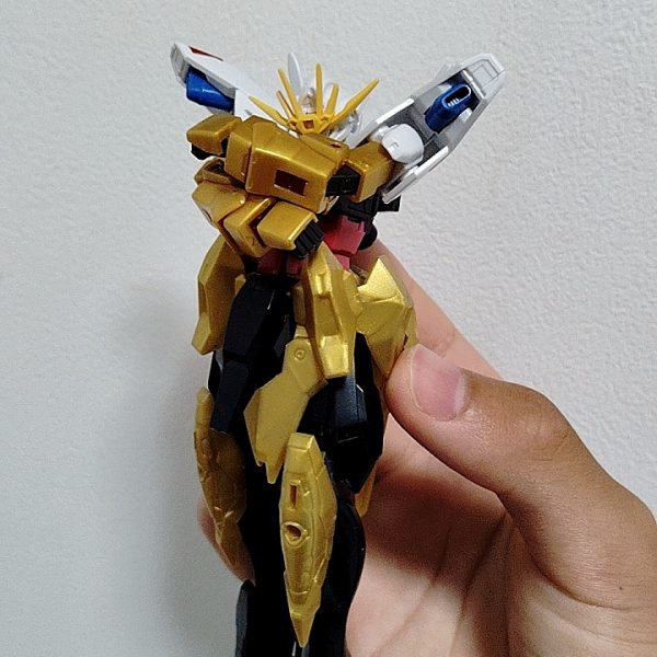 現在制作しているラスボスガンプラです。名前はガンダムルシフェル・カタクリズムです。本機はGNドライブを3基搭載しています。両肩と、リアアーマーです。2枚目は素体でございます。この機体、高速戦闘を得意としており、武器はサーベルしか持ってません。近接戦闘が大の得意だからです。一方で、射撃武装を持っていないので遠距離戦闘は大の苦手。そこが弱点です。この機体、チート装甲を持っているという設定で、実弾、ビーム問わずでほぼ何も効きません。ただ、これはフルパワー時で、装甲はアストレイのような発泡装甲なのでめちゃくちゃ防御力が弱いです。装甲が弱いので、ドライブを3基搭載してそこの弱さを補っています（全て破壊されたら弱体化しますが）発泡装甲なので、軽いことを活かした高速戦闘が得意です。このガンプラは以前投稿したダブルオーフルクロスが敵組織に奪われ、独自に改良された設定です。特技はトランザム、デスティニーの分身が使えること。そういうこともあり、高速戦闘が得意です（何回言うんだろうか）。このガンプラが登場する作品はビルドダイバーズリライズの外伝作品として作ってます。次回詳細を公開します。（2枚目）
