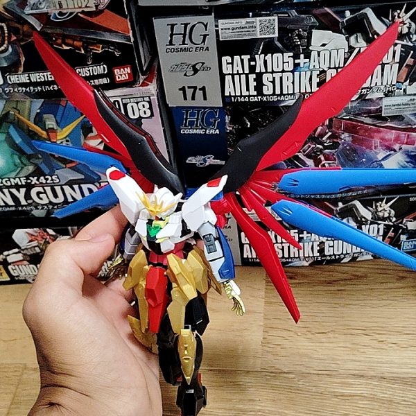 最近のルシフェルです。新たにティフォエウスガンダムキメラの、足のブースターを取り付けました。さらに、ドラグーンも追加しました。（2枚目）