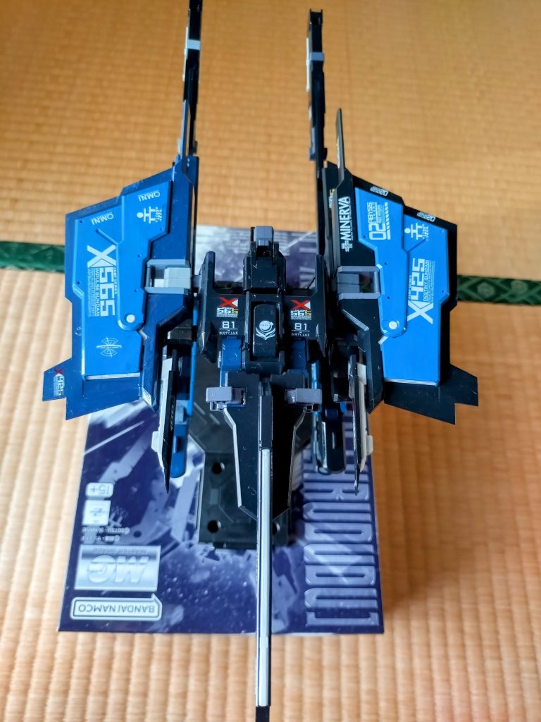 なので、別の部屋でフルドドの箱の上に載せて撮影するしか。