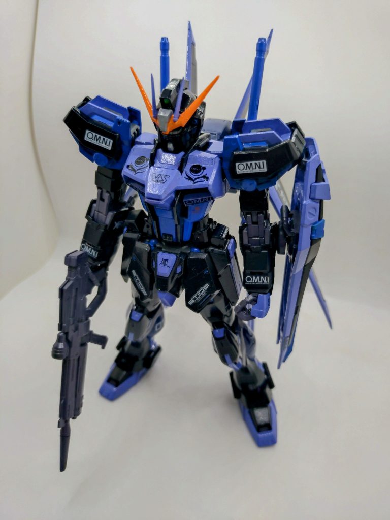 エールストライク単体と、フォースシルエット単体の組み立て済の物をを別々に、フリマサイトで購入して、なんとか組み合わせ出来ないかと、試行錯誤して装着。