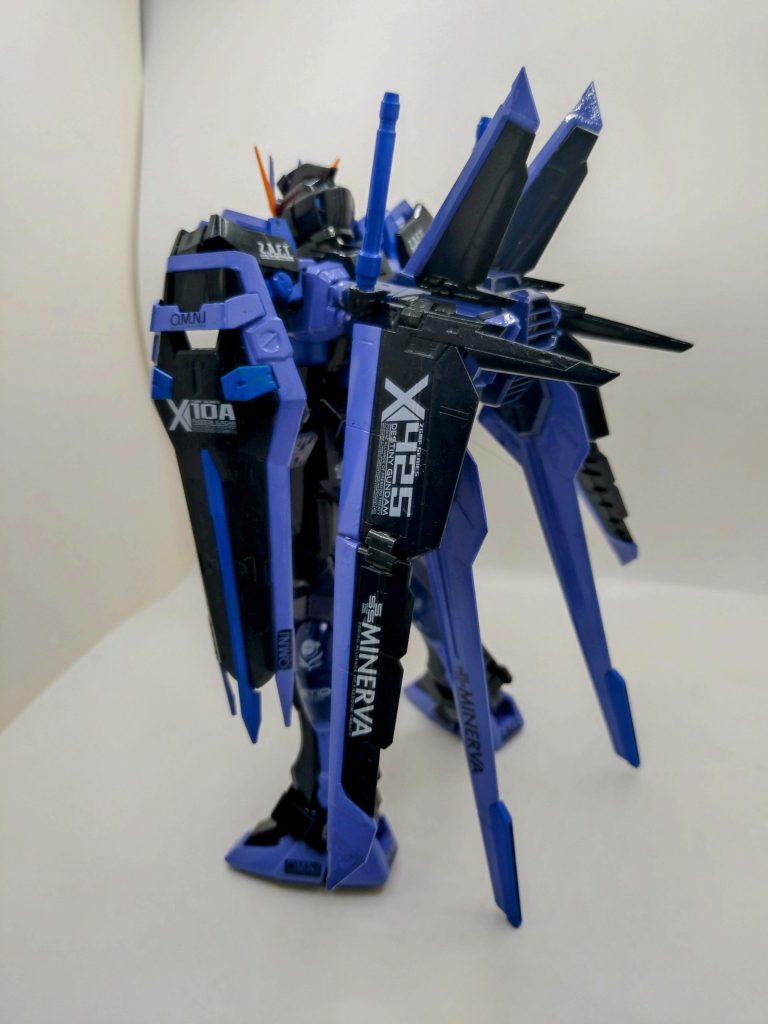 悪者エールストライクのイメージなので、デカールもあまり使わずに派手さを抑えてシンプルに。