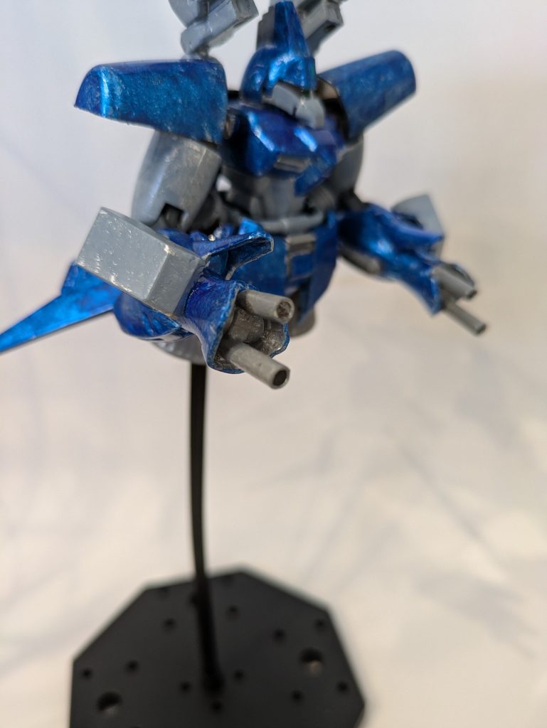 そんなわけでジャンクパーツだけでつくることをコンセプトに作成。ガルバルディリベイクの余りパーツのガルバルディの頭に、ガンダム7号機の体、そして余ってたなんかの足を腕にくっつけました。バックパックはガルバルディリベイクのものにガンダムヴァーチェかなんかのビームバズーカを合体。腰はバルバトスルプスレクスの赤いやつのパーツをくっつけました。腕のビーム砲(?)はインクがなくなったボールペンの芯。足のバーニアは自分の頭の薬のキャップで、肩パーツも目薬のキャップ。 ジャンクパーツとリアルジャンク(ゴミ)の合体です。