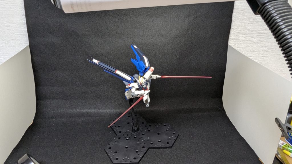 一番上の写真の全体像です。部屋の照明をつけてスタンドの電気もつけている状態です。