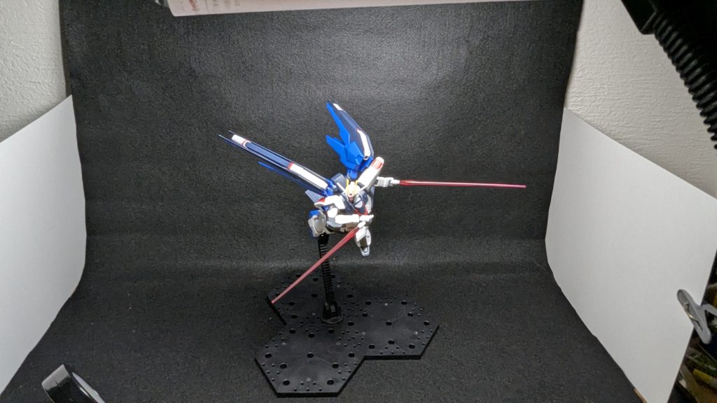 2枚目です。部屋の電気を消してスタンドだけを付けている状態です