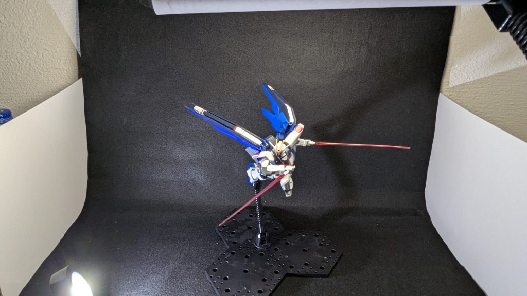 3枚目はスタンドと、左下の照明を付けた状態です。私は未だ始めてすぐで撮影など手探りでやっていますがどれが一番キレイに撮れているのか皆さんに是非教えて頂きたいです。また、背景は100均で買ったフェルトのため、かなりテカってしまいます。皆さんの知恵をお聞きしたいです。コメントよろしくお願いします!!