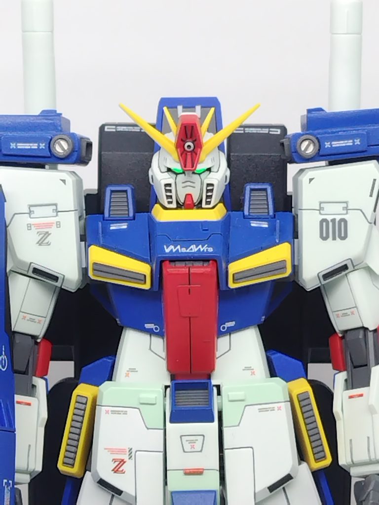 ツインアイは蛍光塗料にしてます。