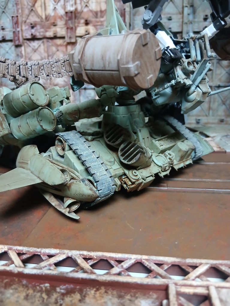 誰がどう見てもガンタンクでしょ!真ん中で切断してプラ板とジャンクパーツで幅を広げました。ちなみに前後逆にしてます、カッコイイから