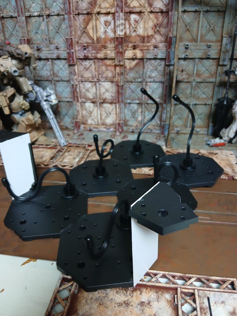 作ってますよ〜。べ、別に飽きて放置してるんじゃないんだからね!という訳で百均のフライングベース6個接着しました。重すぎて増えてきました。こんなん見た事ね〜