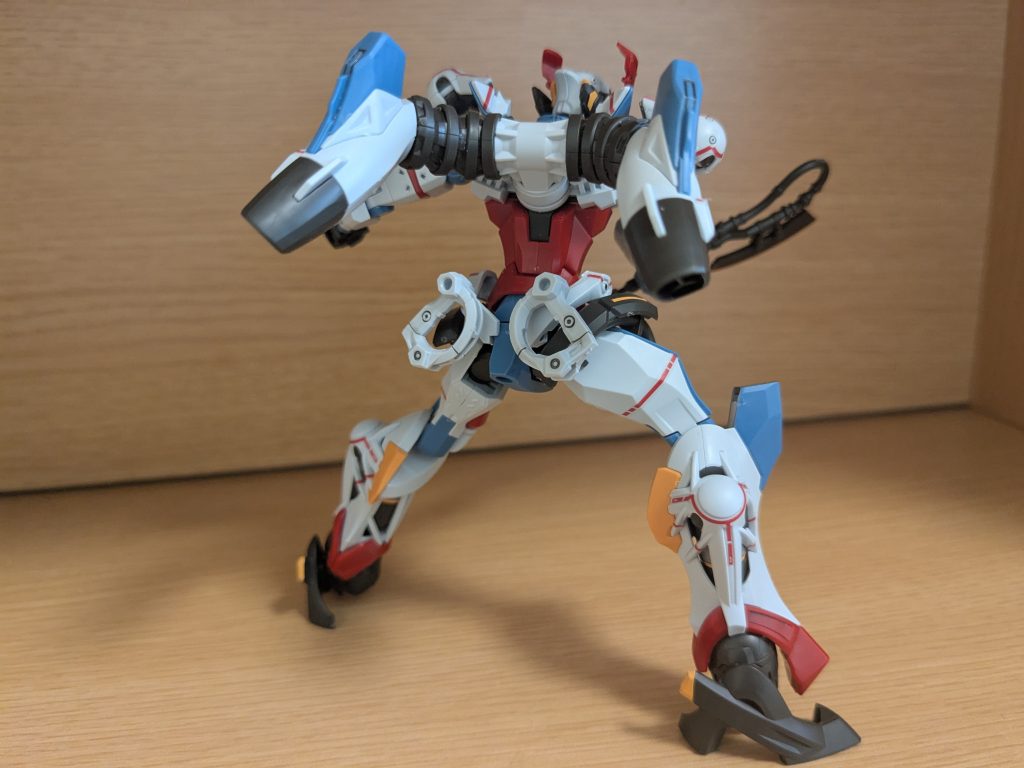 バックショットを１枚。このバックパック好きですわ〜。ガンダムっぽくないけど、姿勢制御のためにフレキシブルに動く感じで良いですね〜。背面も、細かいところまでホント良く考えて作られていて驚きでした。