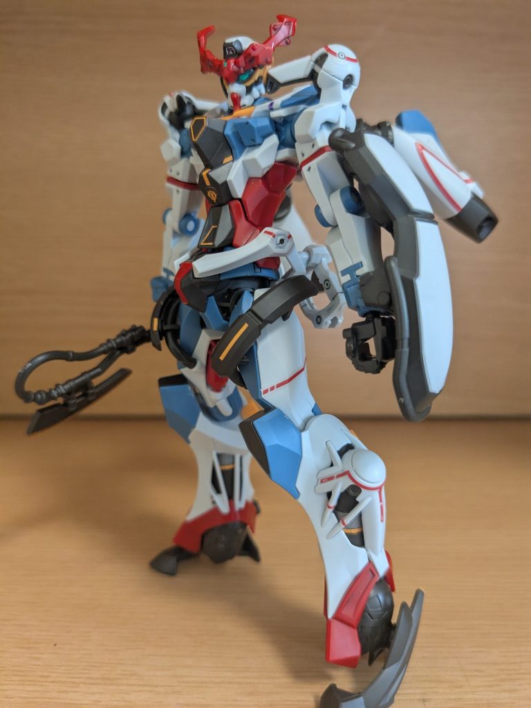 素立ちで１枚。劇中のジークアクスをホントにそのまま再現している感じで、スタイリッシュな良いキットでした！足の作りとか、今までにない組み立て方の部分もたくさんあり、中々充実しました！  さて、ここから少々改造をしたものを掲載します。皆さんやっておりますが、やっぱり完成品を見ていると最終回仕様を作ってみたくなりまして、家にあるパーツだけでなんとかそれっぽくしてみました。