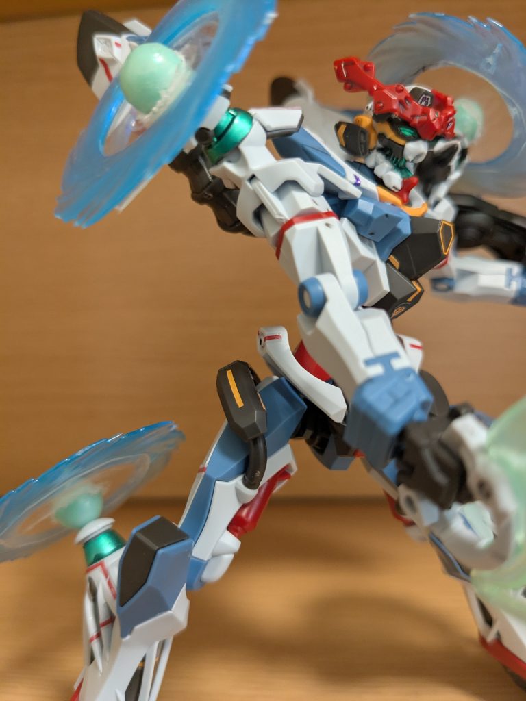 右側からアップで１枚。リング部分はプラモULTRAMANのウルトラスラッシュのエフェクト。空洞部分に透明プラ板を貼り付け、中央に穴をあけ、娘からもらったグリーンのビーズをはめ込み、肩と足に付けてあります。また、肩と足の迫り上がっている部分は、何かのバーニアをメタリックグリーンに塗装してはめ込んであります。