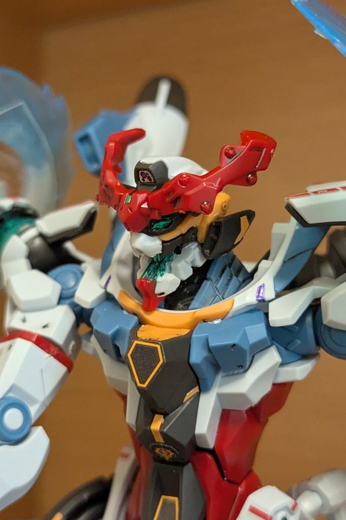 顔をアップで１枚。口も開閉するように改造しました。口内のエンディミオン•ユニット本体も、もちろんメタリックグリーンで。ここがサイコフレームの本体なんだろうと思いますので。