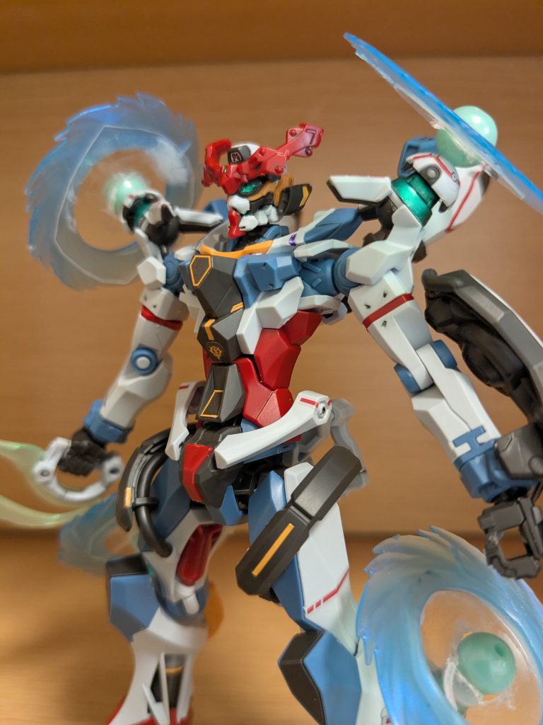 もちろん、口を閉じることも可能だし、エフェクトも取り外し可能なので、ノーマルのジークアクスに戻すこともできます。リングの裏がハリボテなのはご容赦ください（笑）いやしかしホント、ジークアクスカッコいいですわ！！