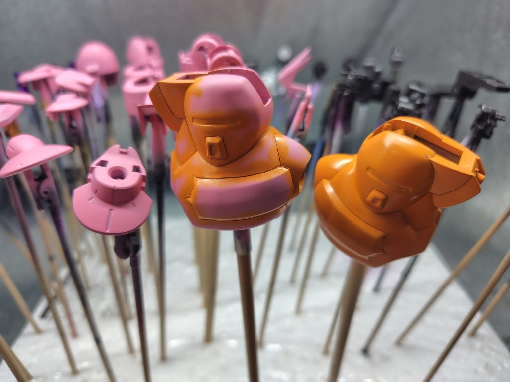 黄色部分は同じくサフエヴォのピンクで下地としました。今まで黄色下地で塗装してましたが、ネットでピンク下地→黄色で暖かみが出ると紹介してくださっていた方がおられましたので、参考にさせて頂きました。