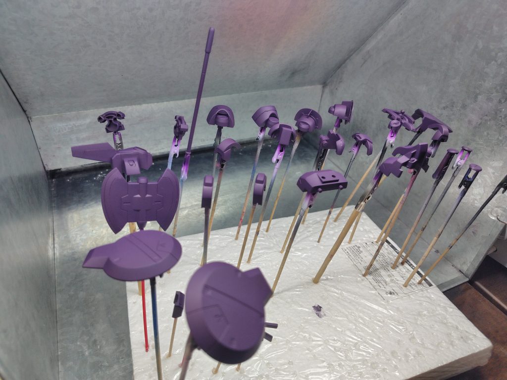 青部分の下地はサフエヴォの紫で。