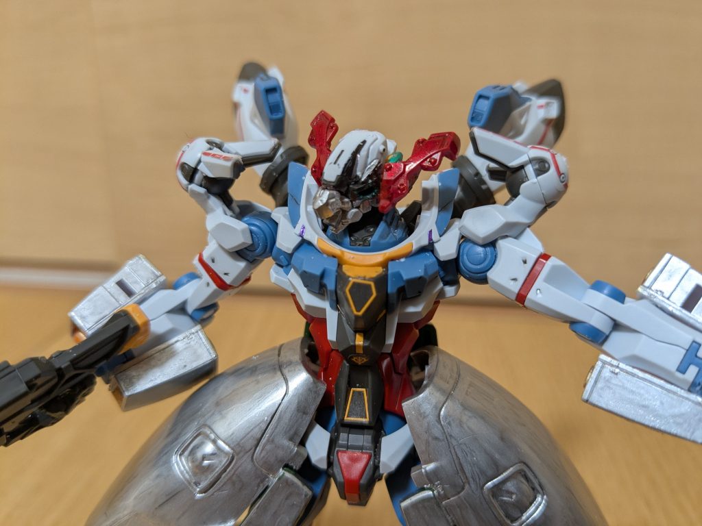 バストアップで1枚。メインカラーはジークアクスのままです。普通のジークアクスに戻したい思いがあるので、頭部と追加パーツのみ塗装した感じです。頭部は非解放状態のものを加工。アンテナを側頭部に接着し、ジオングのアンテナっぽくしております。元々アンテナを着ける黒のパーツが、ちょうどジオングの顔スリットと同じ形に見えたので、それをそのまま活用し、上にも黒でスリットを増やし、ジオングの顔の4本スリットっぽくしてあります。頭の黄色部分は、若干見えますかね?メタリックグリーンにしてあります。シグマ•サイコミュ機動状態なイメージです。顔中央はシルバーに塗装しました。手首に付いてるタンクは、旧MGのダブルゼータのコアファイターから、バーニアを拝借。加工してメインをシルバーと、バーニア部分等をイエローゴールドで塗装し、手首の水色パーツに付けてあります。