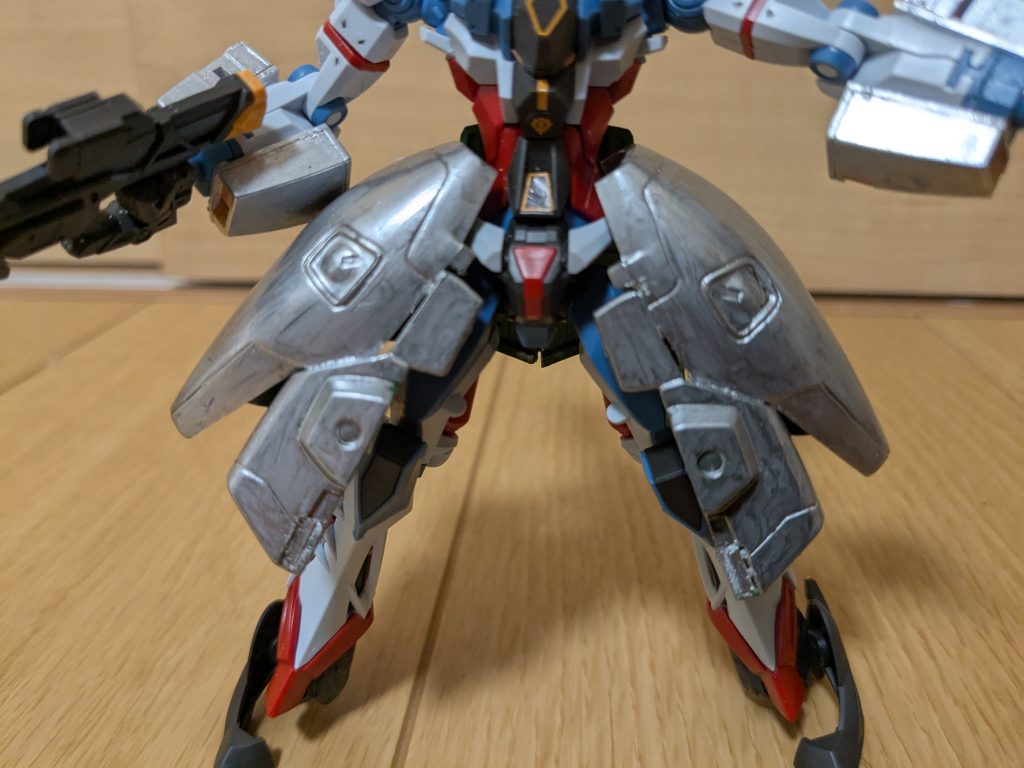 下半身を1枚。足、腰は特に手は加えず、スカートのみ追加しました。旧1/100サーペントの腰アーマーにナタクのドラゴンハングのパーツを接着し、シルバーに塗装して腰に付けております。