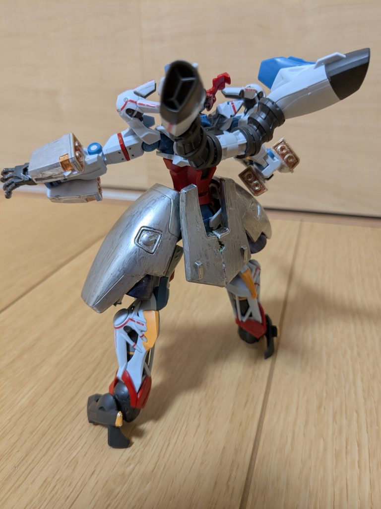 バックショットを1枚。ビームサーベルはオミットし、旧MGのザクIIリアスカートをシルバーに塗装して付けてあります。また、サーペントの腰アーマーからバーニアが出ているのが少し見えますね。ここがこの後に響いてきます。