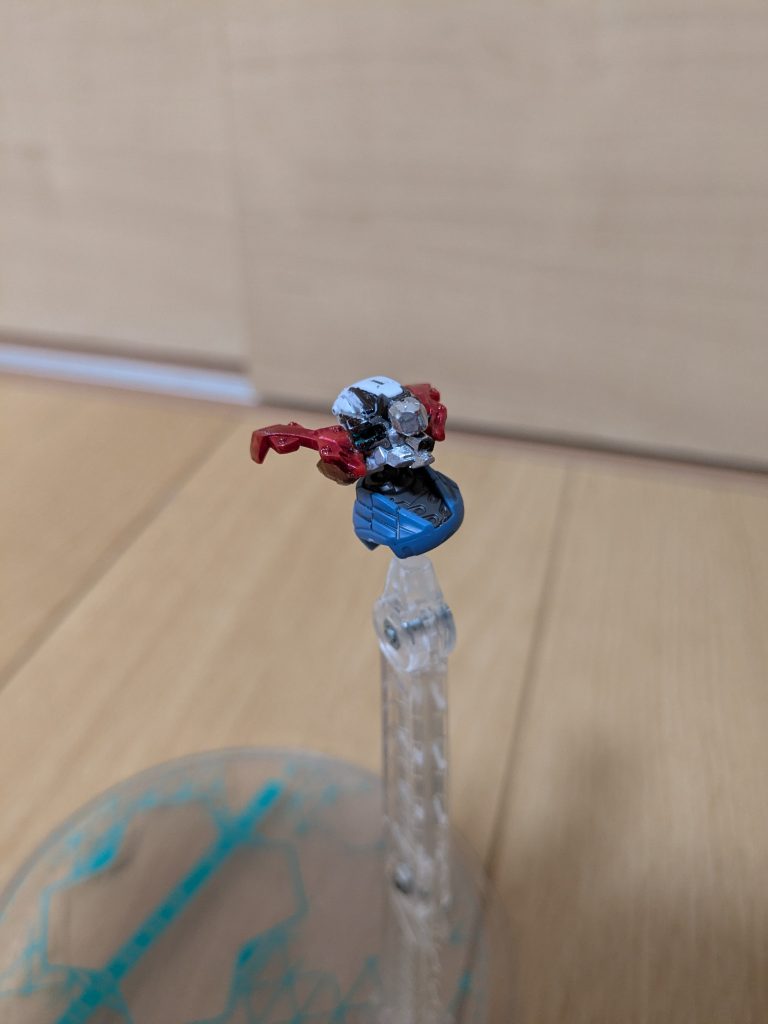 そして、やられた後の脱出の1枚。オリジン版ジオングが首と頭が繋がって脱出するような感じだったと思うので、本機も同様の仕様にしてみました。口の部分を削って筒状ミニビーズを詰め、口部メガ粒子砲発射口ももちろん作成。これだけでも戦えます!横方向から見ると、内側の頬当てを赤に塗り直したことも相まって、4本角っぽくも見えるのが個人的に好きです。