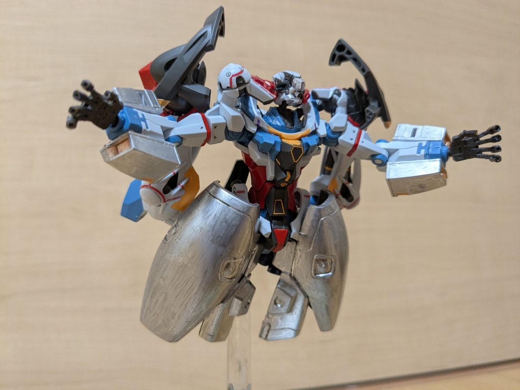 ビームライフルを捨て、脚部を背面に折りたたむことで、G-OnG高機動モードに変形!これでこそジオングだろ!!と思っていただけると嬉しいこの形態であります。この形態を作るために、スカート部分を大きくした感じです。手は指の先端を切り、代わりに娘からもらった筒状のミニビーズを各指先に接着することで、ジオングの5連装メガ粒子砲っぽくしてあります。正直、ビームライフル捨てたほうが強いと思うの(笑)