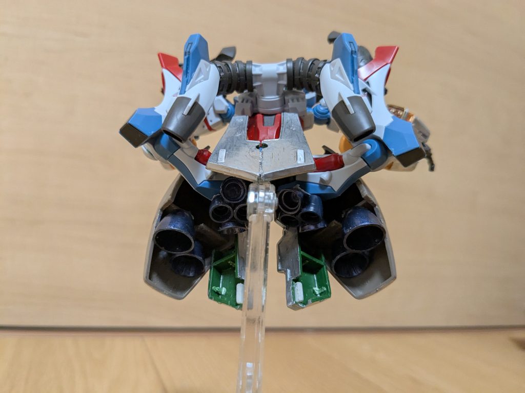 高機動モードのバックショットを1枚。スカート裏に大量のバーニア!有り物のバーニアパーツを色々かき集め、固めて接着し、メタリックダークブルーに塗装し、腿の接続部分に差し込んであります。スカートはそのバーニアに引っ掛けてあるだけです。ジオング?Sガンダム?て感じにも見えますね(笑)