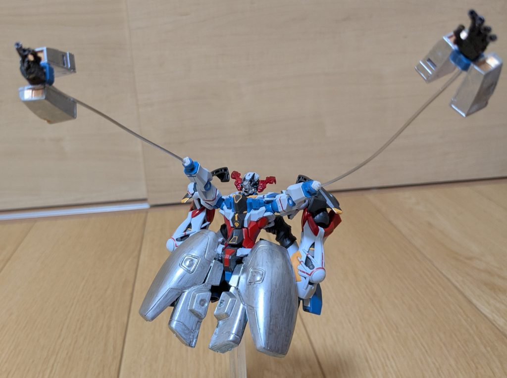 そしてやっぱり、ジオングといえばこれでしょう!手首のパーツを外し、針金で腕と繋ぐことで、有線式サイコミュ射出状態で1枚。手首にコアファイターのバーニア付けたのは、これで姿勢制御しながらオールレンジ攻撃を仕掛ける感じにしたかったから。肘からは取れないので、手首を射出する形にしてみました。