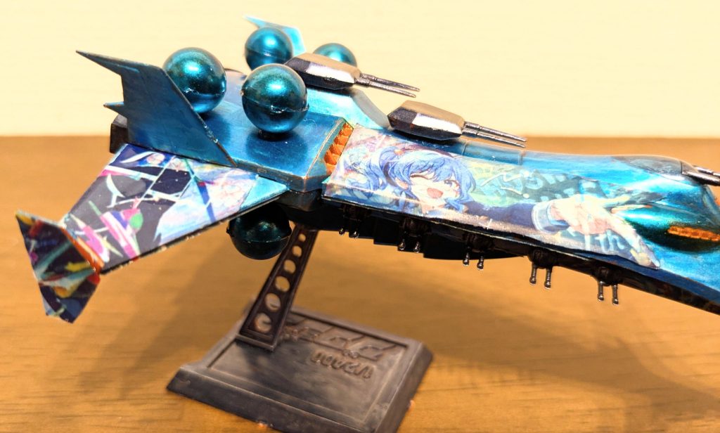 右舷側から1枚。シールは貼る地の部分をシャインシルバーで塗装し、その上から貼ることで、見やすくなっているかな〜と思います。