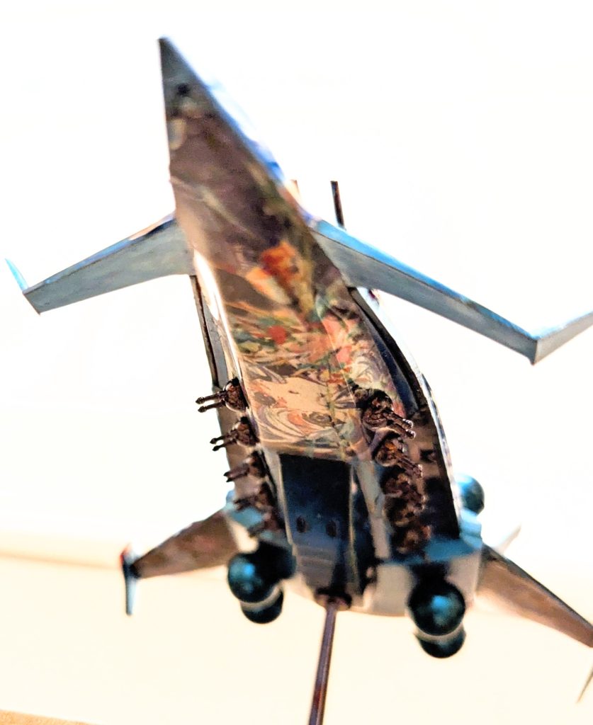 艦底から1枚。こちらにも1枚、大きくシールを貼ってあります。宇宙戦艦となると、普通の人間は下から見上げるもんだと思うので、下からのインパクトも大事にしてみました(笑)