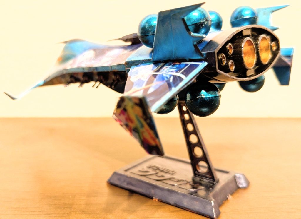 艦後方より1枚。翼部分や艦首部分は、本艦に使った星街すいせいシールの余り部分を貼り付けました。ちょうど色、デザイン的にニュータイプ空間のキラキラっぽくなって良かったです!