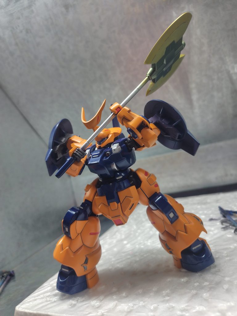 デカール貼る前の状態です。振りかぶるとどうしても顔の前で持ち手と顔がかぶるので受け身的なポージングにしました。