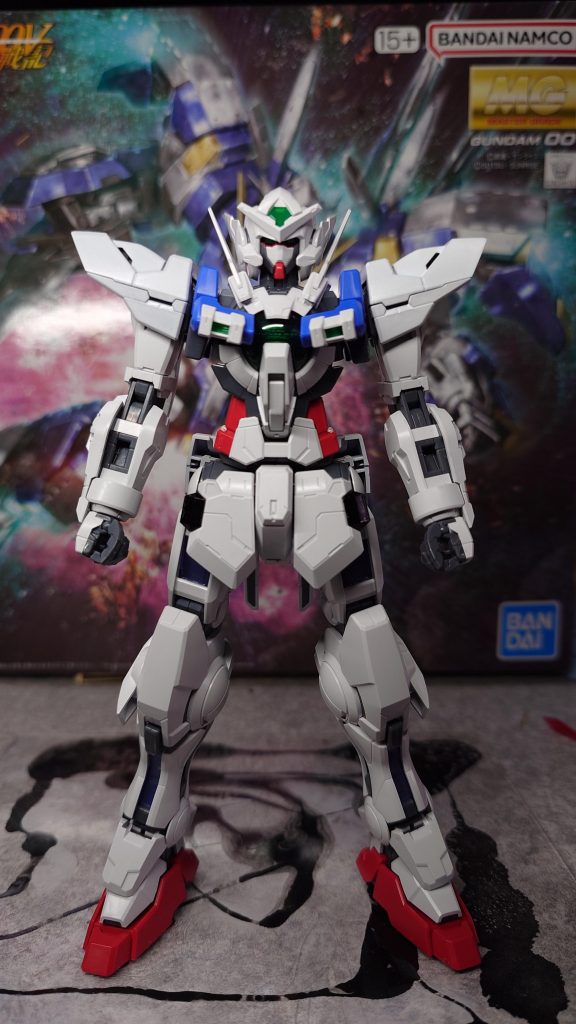 今回塗装をちょこっとしてみようかなと思って、アヴァランチのリアスカートと付属のエクシアパーツをスプレーで塗装してみました