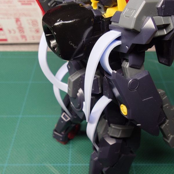 前回のプルトーネブラックをゴツくしたいなということでセラフィムを背中に、セラヴィーのパーツを改造、取り付けています今後も手を入れていきます（3枚目）