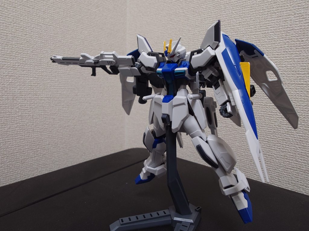 ちょっと角度をつけて。ライジングフリーダムガンダムのライフルとウィンダムのシールドを持たせています。