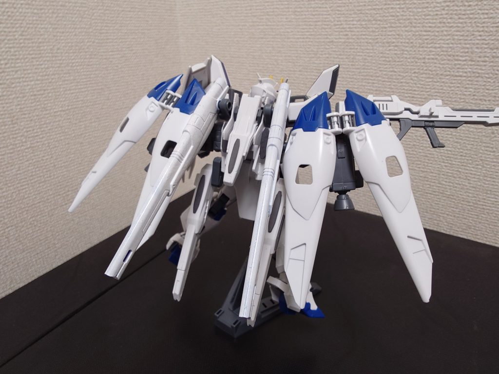 背面。以前作った作品のバックパックが自身のなかでかなり良い感触だったので再び採用。一部ガンダムマーカーで部分塗装しました。