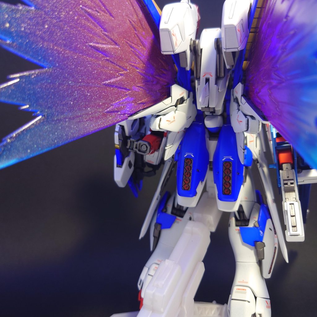 ミノフスキードライブユニットのゴールド部分もスジボリ追加してます!