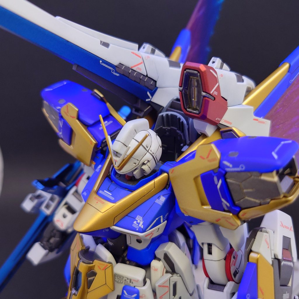 胸部のゴールドと青部分、フロントセンターアーマーにスジボリ追加してます。何もかも初めてだったので色々苦労しました・・・