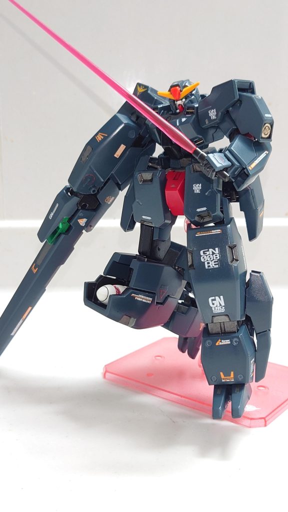 だいぶ前に作成したセラヴィー同様、ビームサーベルも腕部に隠してます!劇中では使わなかったけど装備しているだろうという解釈です(gundam-kao6)