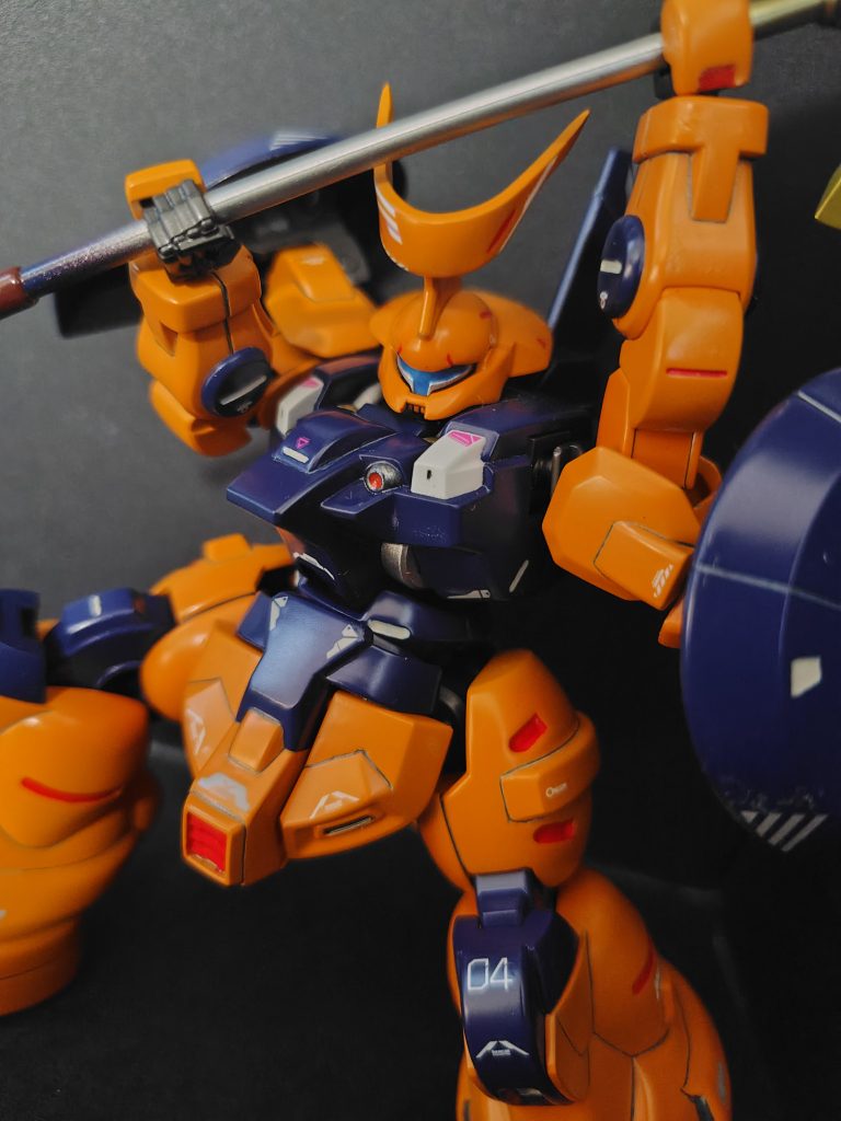 スミ入れはダークグレーで。赤始め部分塗装はファレホの各色で行いました。