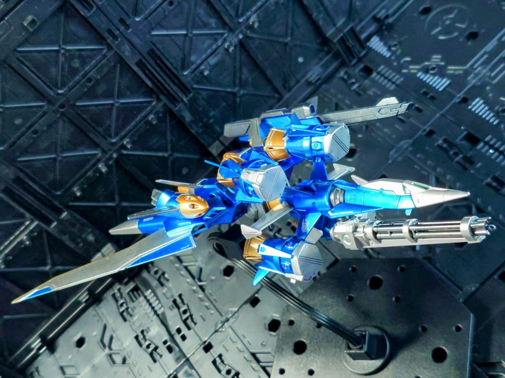 こぢんまりしたガンバレルストライカーですが追加ブースター兼大型主翼を追加することで空戦性能を大幅に向上。主翼はもちろん可変翼。ガンバレル側の翼はカナード翼的なかんじになっていい味出しています。