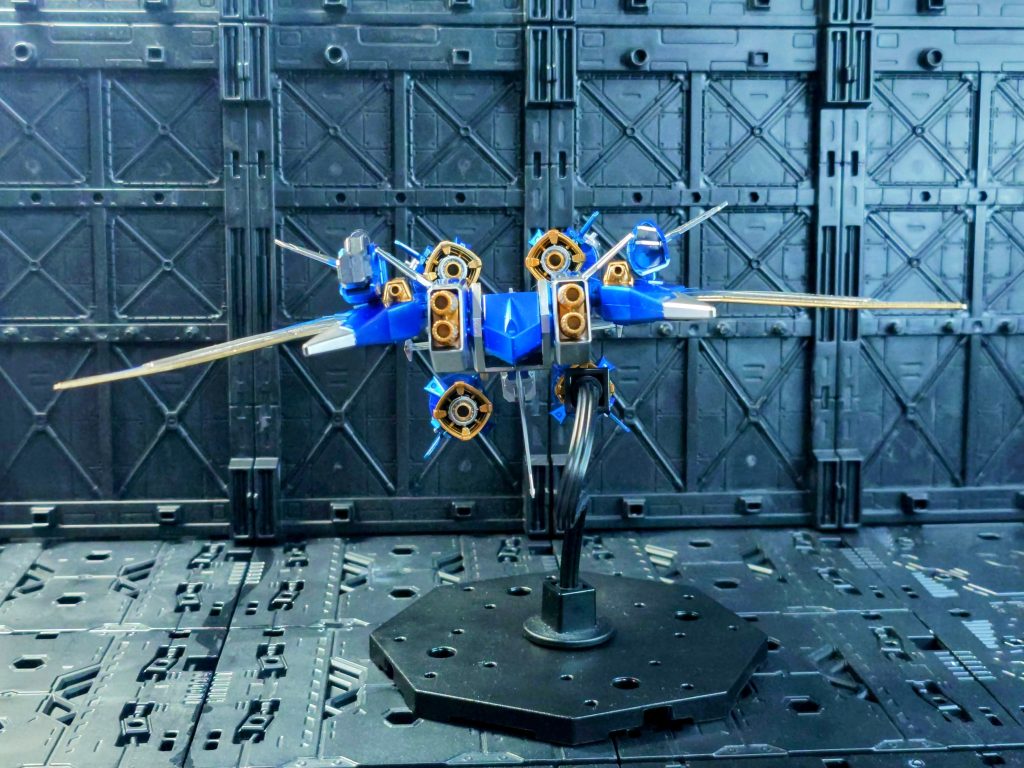 お気に入りポイントはブースター、金銀のコントラストがとてもカッコ良く塗り分けできました😊マクロスみたいな見た目ですがロボットにはなりません(笑)