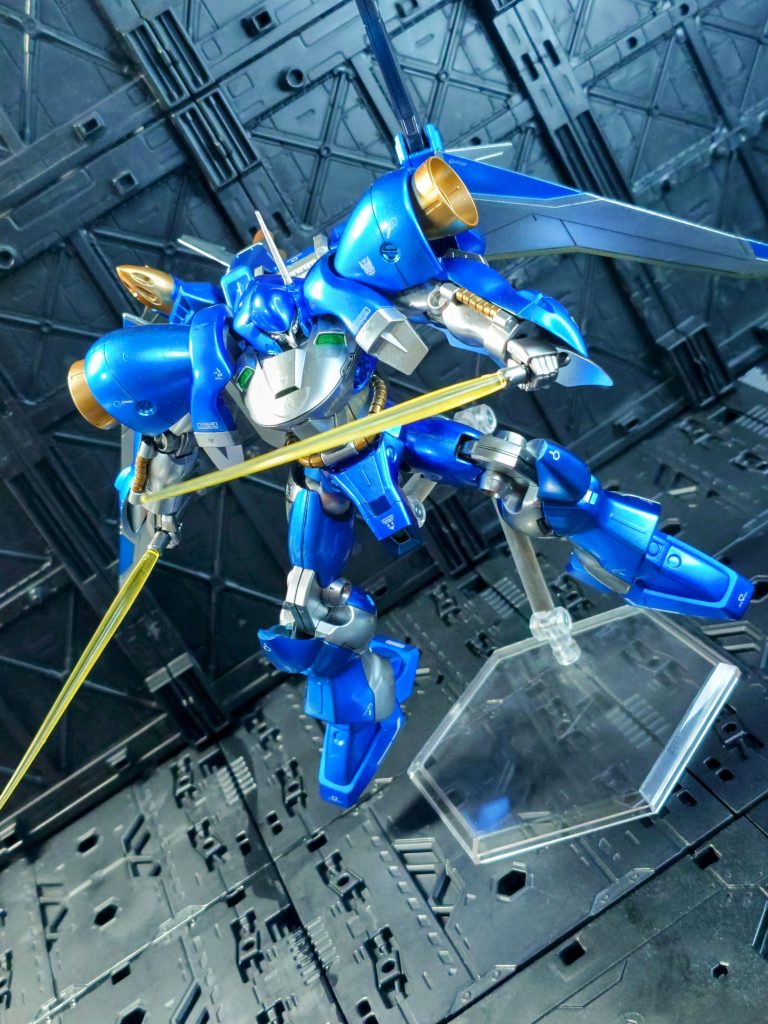 素体のガーベラ、宇宙高機動装備のシュツルム・ブースター、大気圏内高機動装備のメナース、空間戦闘装備のガンバレルというマルチロール機。お気づきかどうか、本機は各所にコンパスロゴが貼ってあるとおりコンパス所属の設定。ザク、ゲルググ、ギャンなども登場してるし、シルエットシステム対応のガーベラが居たって良いですよね😆