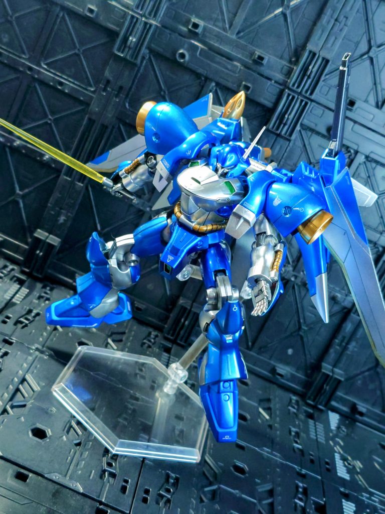 ケンプファーをインスパイアするならバックウェポン欲しいなぁから始まり、寝かせていたガンバレルと以前作ったゲルググのバックパックを拝借してスタートしたお手軽ミキシング計画。途中、ガンバレルストライカーにゲルググのバックパックを接続出来ることに気付き、思いつきでシルエットシステム風に仕上げたのがガンバレル=メナースだったのです（笑）