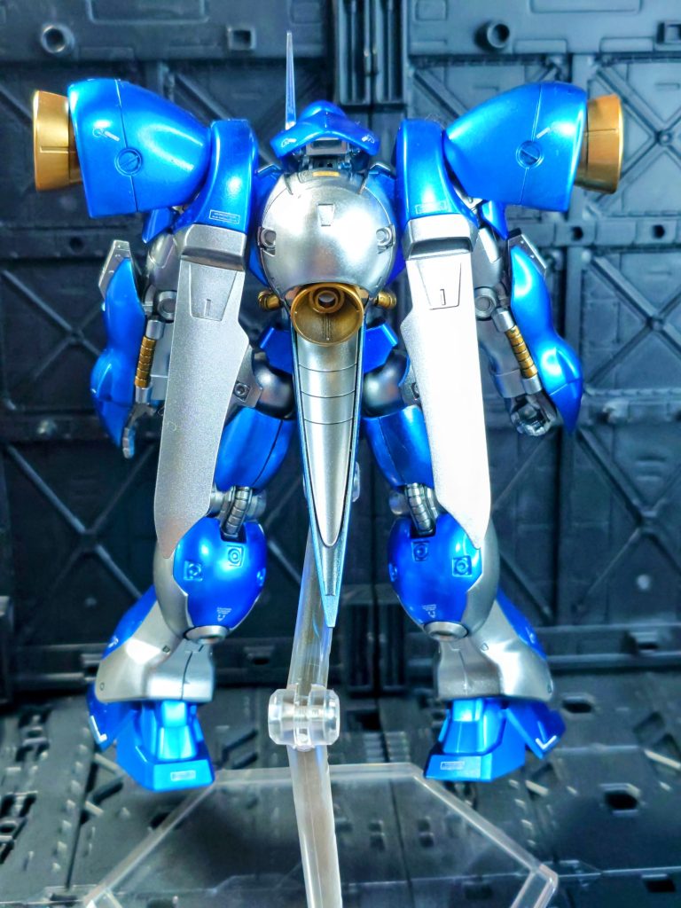 リアちなみに青いガーベラの花言葉は『神秘』だそうで、ケンプファーをイメージしつつ、全体的に教会騎士風の要素を取り入れて神聖味をプラス。